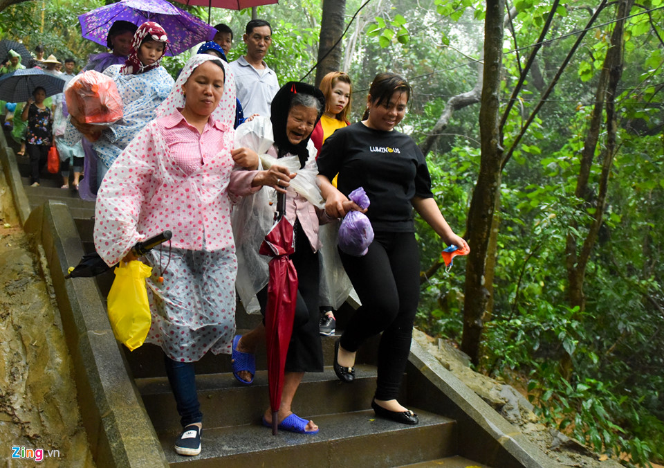 Hàng chục nghìn người đội mưa về dự lễ Giỗ Tổ Hùng Vương